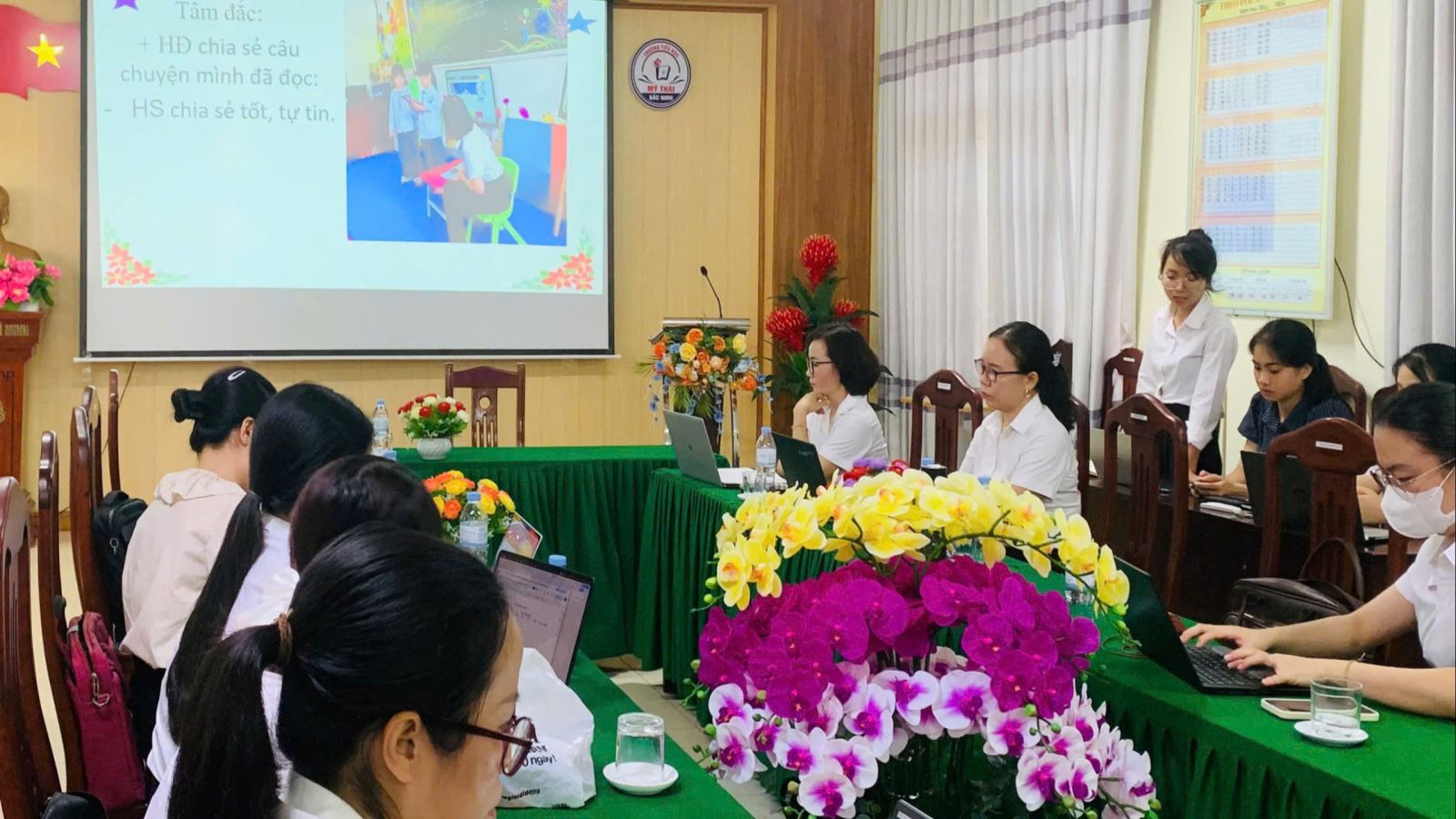 Cô Hà Thị Thu - GV tổ 4+5 chia sẻ những điều tâm đắc sau tiết đọc của cô trò lớp 2A4