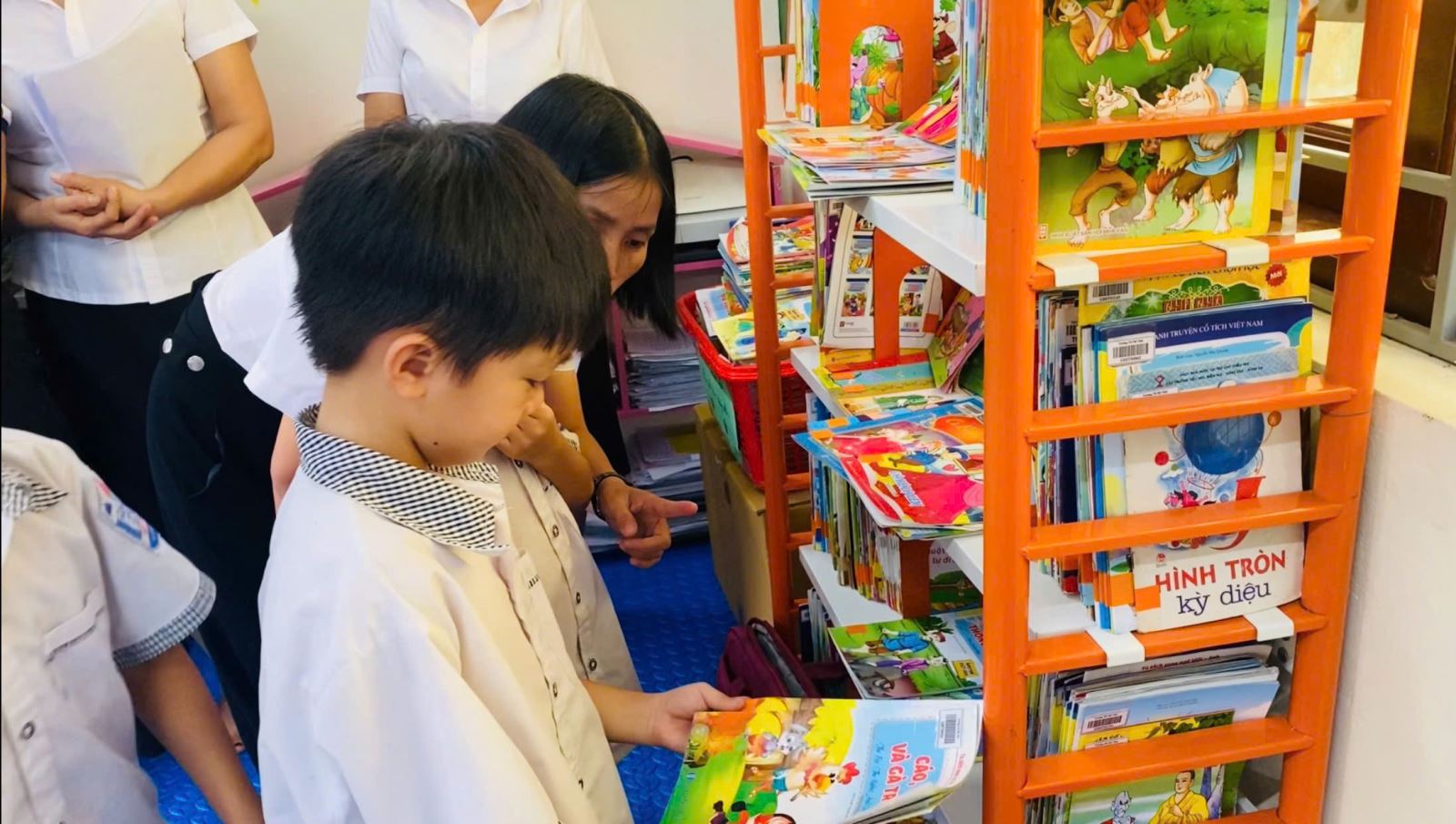 GV hướng dẫn HS lựa chọn sách